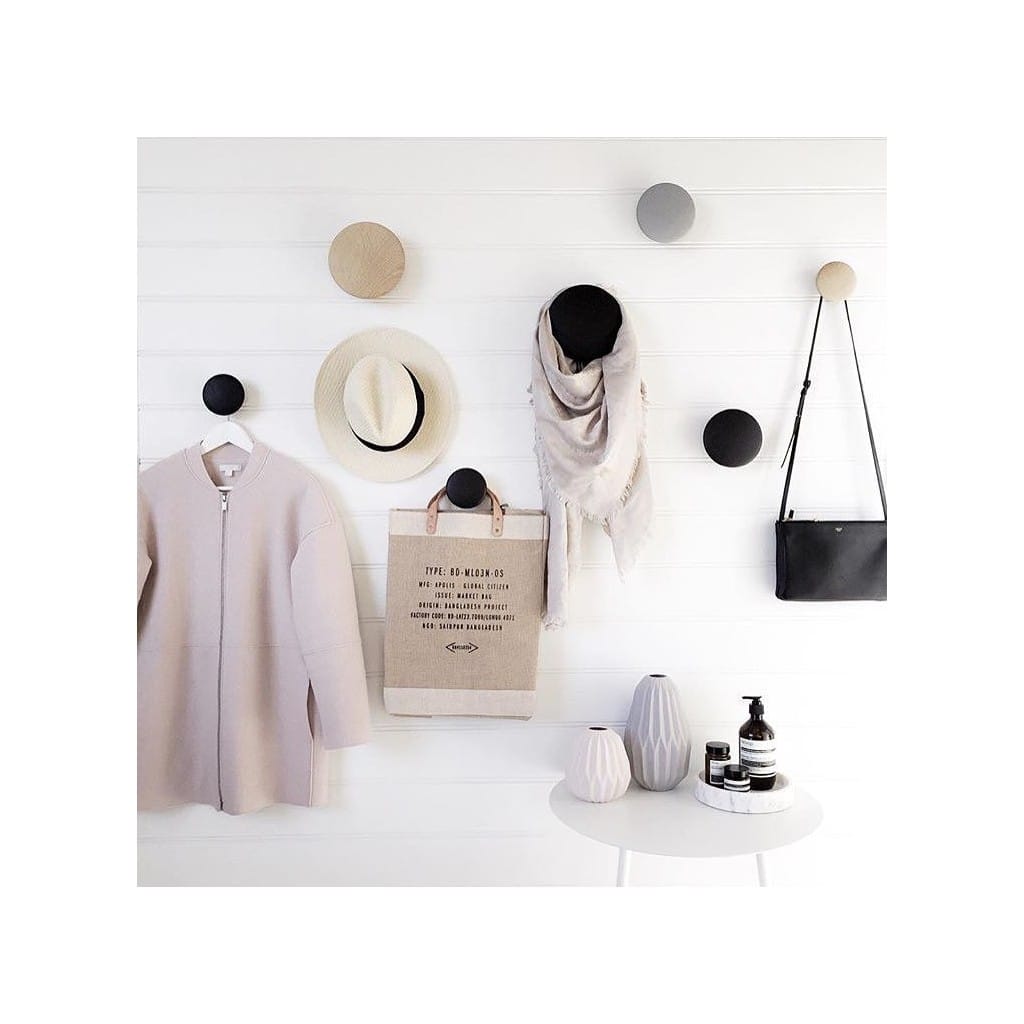 Dřevěný nástěnný věšák na oblečení